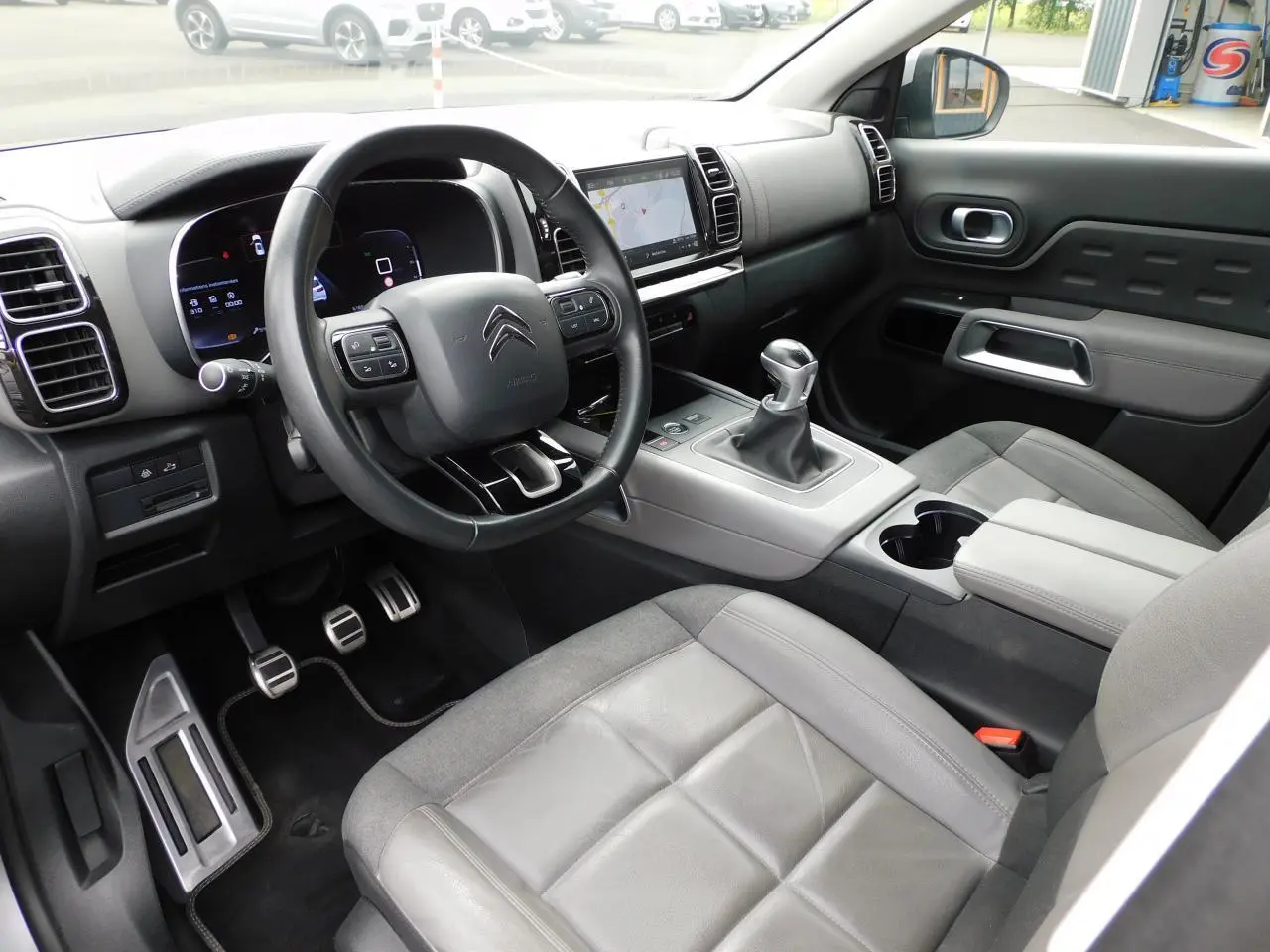 Intérieur de Citroën C5 Aircross 2020 vu côté conducteur, avec tableau de bord numérique et levier de vitesse manuel.