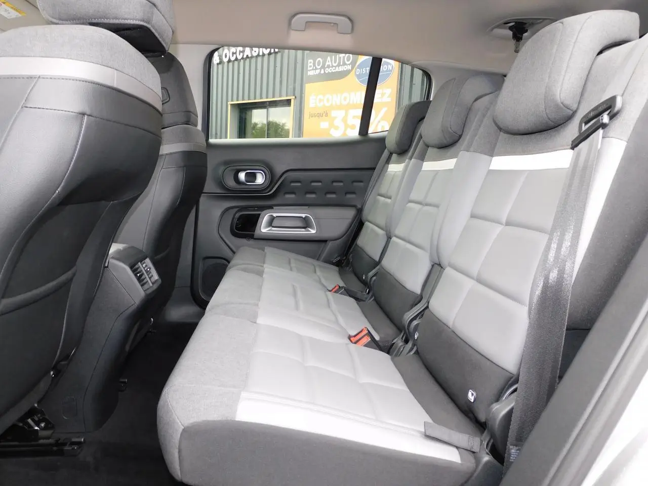 Vue latérale droite des sièges arrière gris clair et foncé du Citroën C5 Aircross 2020 avec appuie-têtes et ceintures visibles.