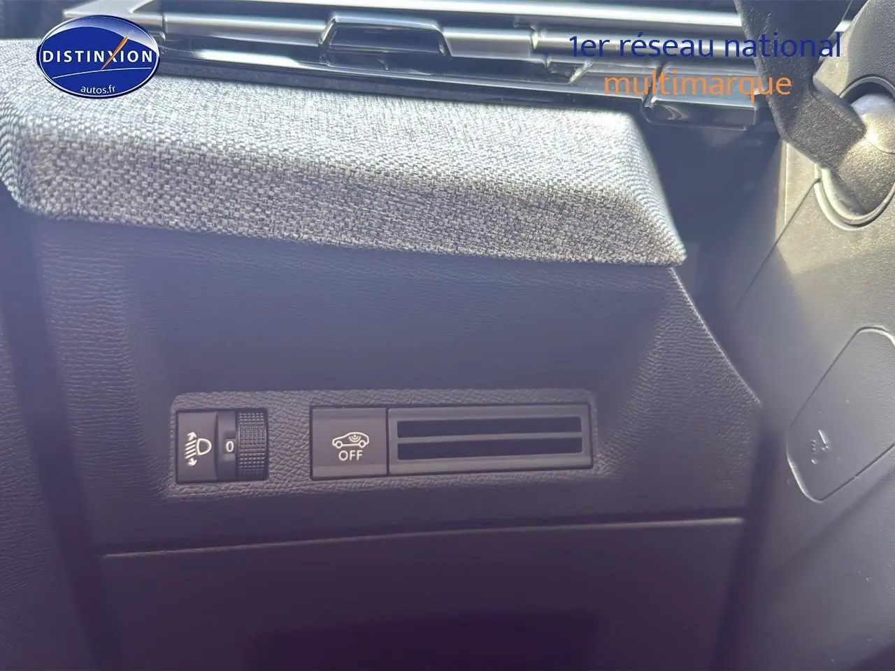Détail du tableau de bord noir avec commandes d'éclairage et aide à la conduite sur Peugeot 3008 gris titane 2025.