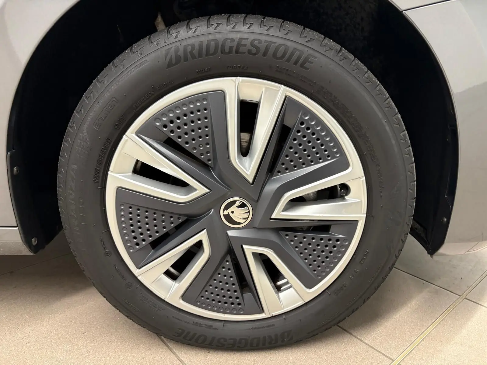 Gros plan sur la roue avant gauche de la Skoda Fabia 2023 gris graphite avec jante alliage au design moderne.