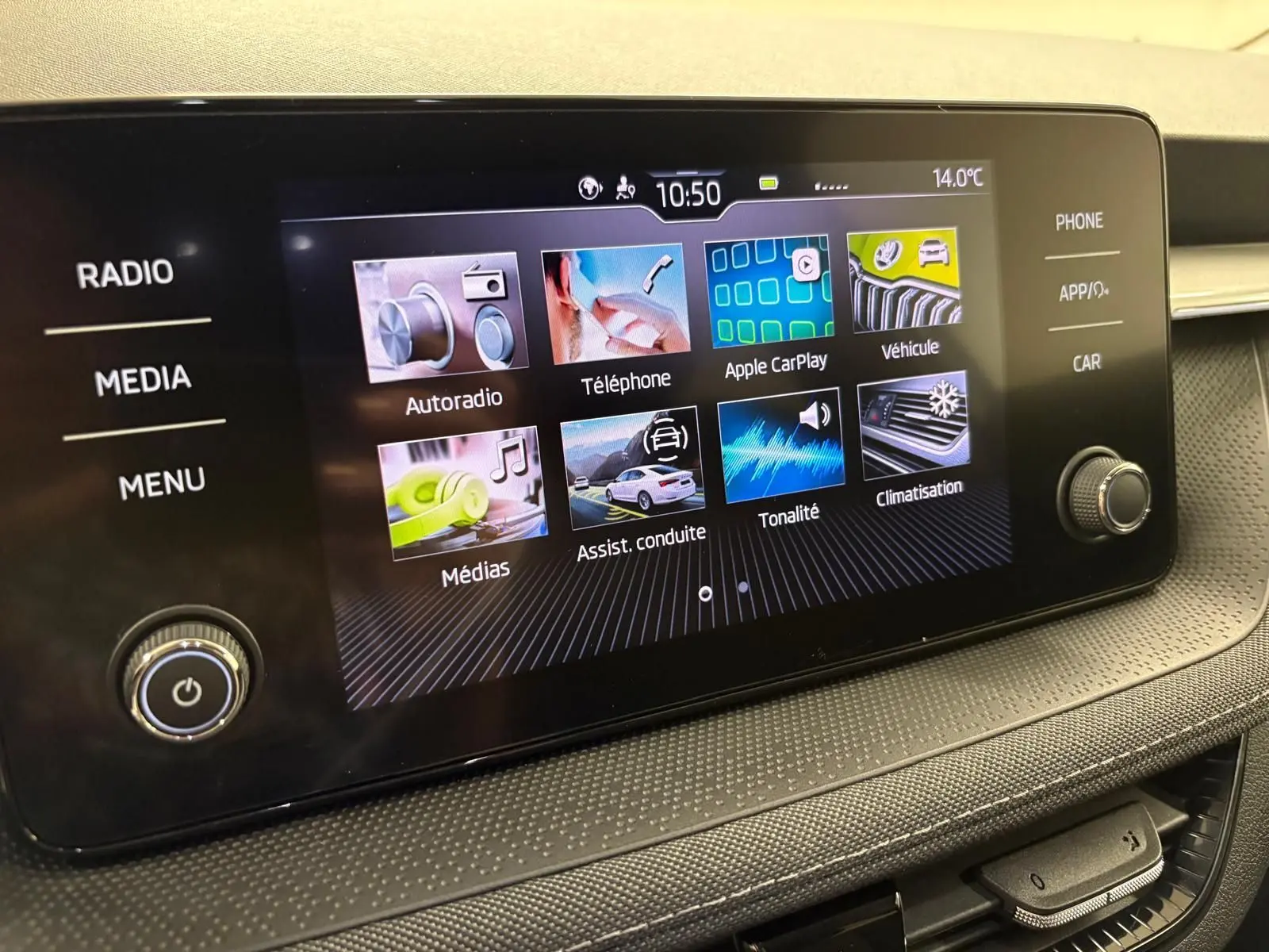 Écran tactile central du tableau de bord de la Skoda Fabia 2023 affichant les options multimédia et connectivité.