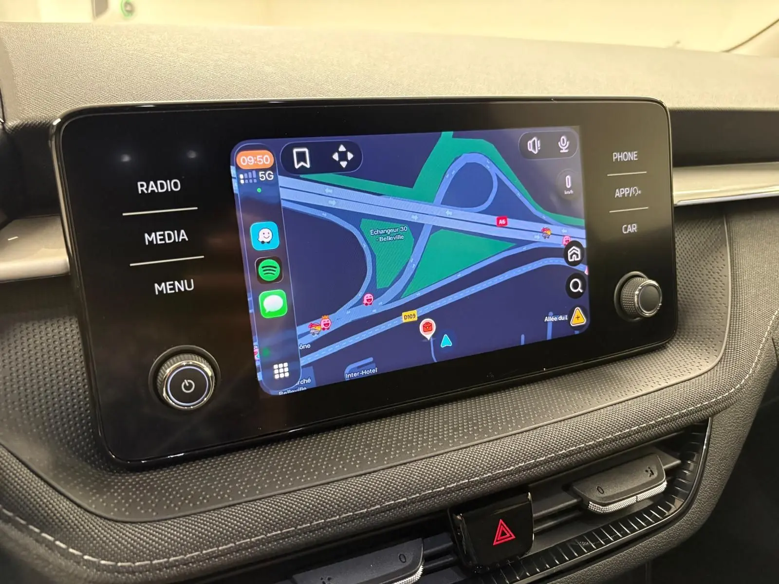 Écran tactile central du tableau de bord de la Skoda Fabia 2023 avec navigation et commandes multimédia visibles.