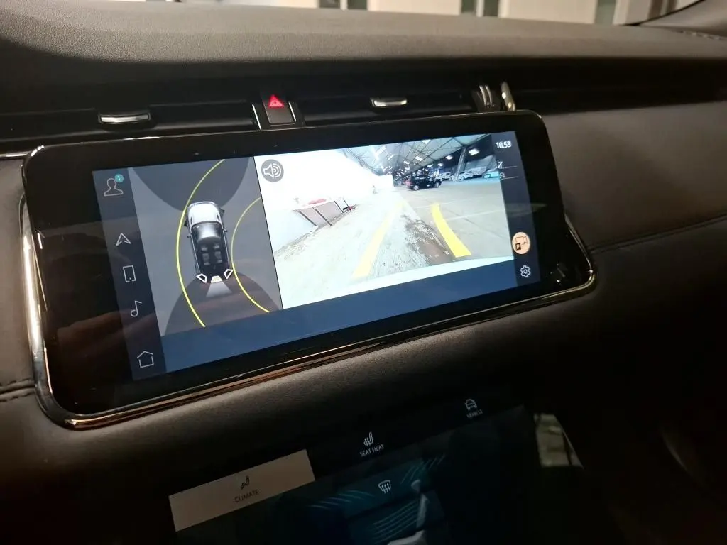 Écran tactile intérieur du Range Rover Evoque 2022 montrant la caméra de recul et l’aide au stationnement.