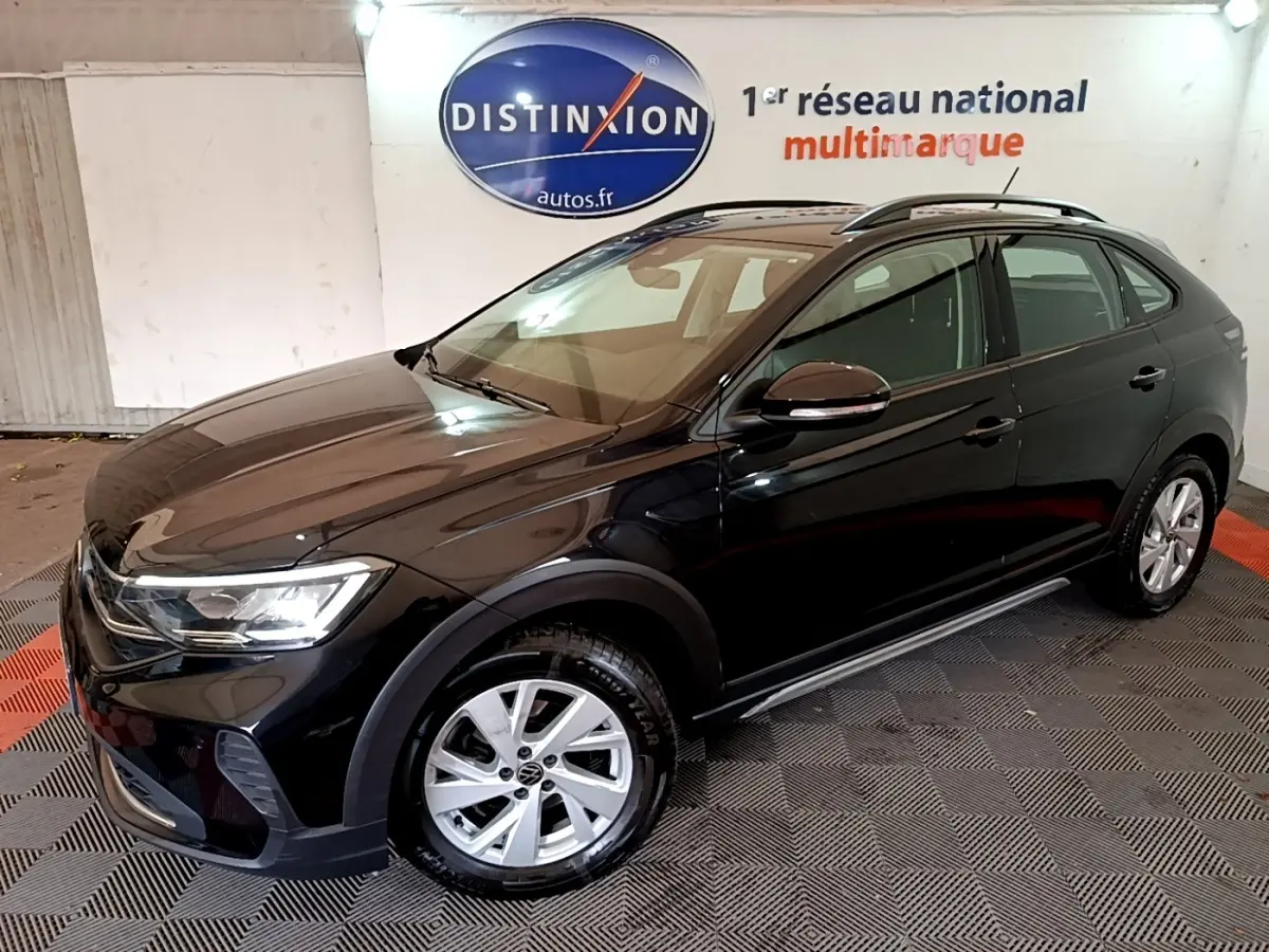 Volkswagen Taigo noir vue 3/4 avant droit, avec jantes alliage et rétroviseurs électriques rabattables.