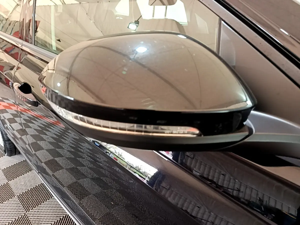 Gros plan sur le rétroviseur droit noir brillant du Volkswagen Taigo 1.0 TSI 95 Life 2023 avec clignotant intégré.