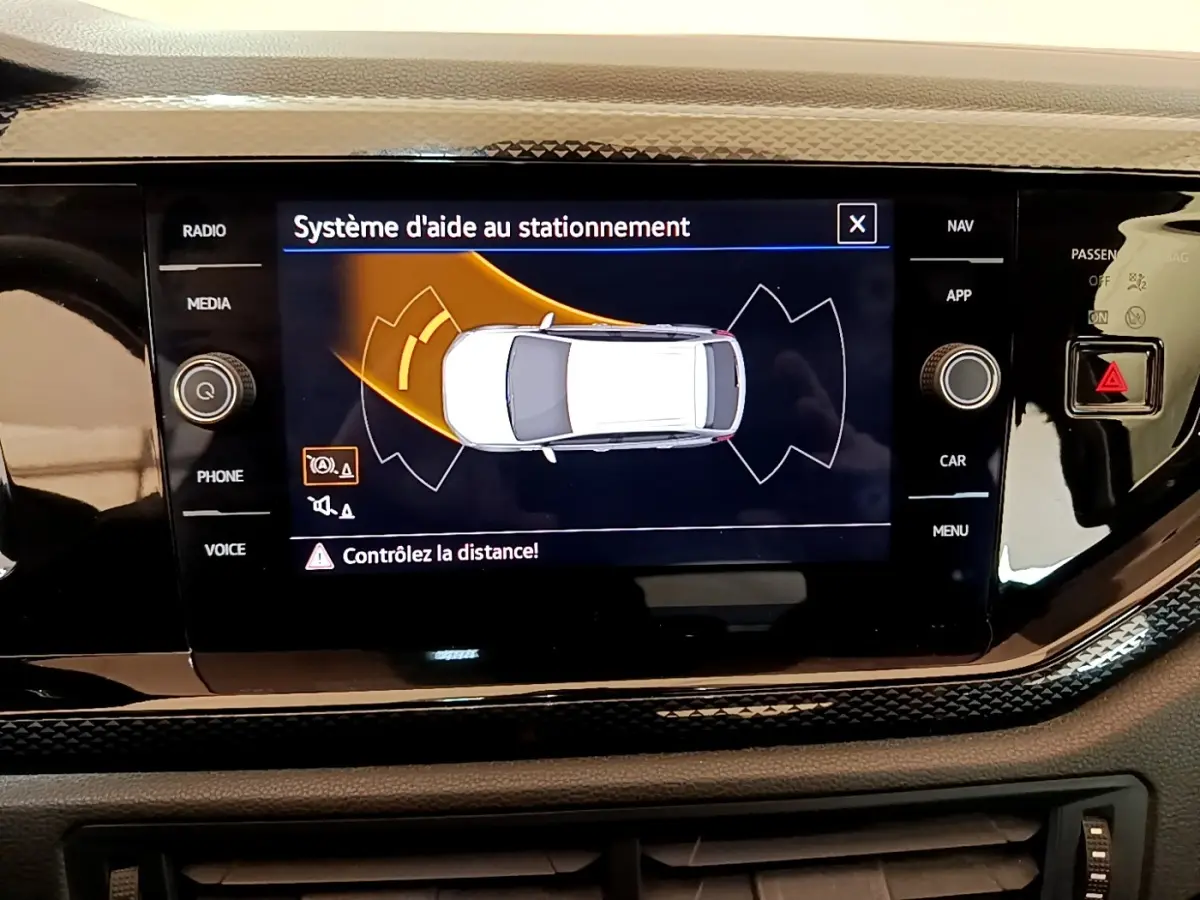 Écran tactile central du tableau de bord du Volkswagen Taigo 2023 montrant le système d'aide au stationnement.