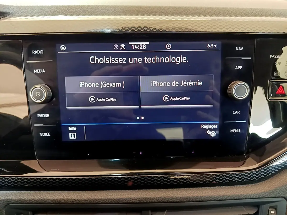 Écran tactile central du tableau de bord du Volkswagen Taigo 1.0 TSI 95 Life affichant options Apple CarPlay.