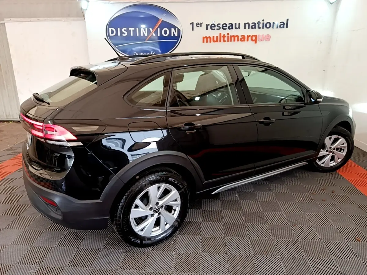 Vue 3/4 arrière droite du Volkswagen Taigo noir 2023 avec feux LED et jantes alliage argentées.