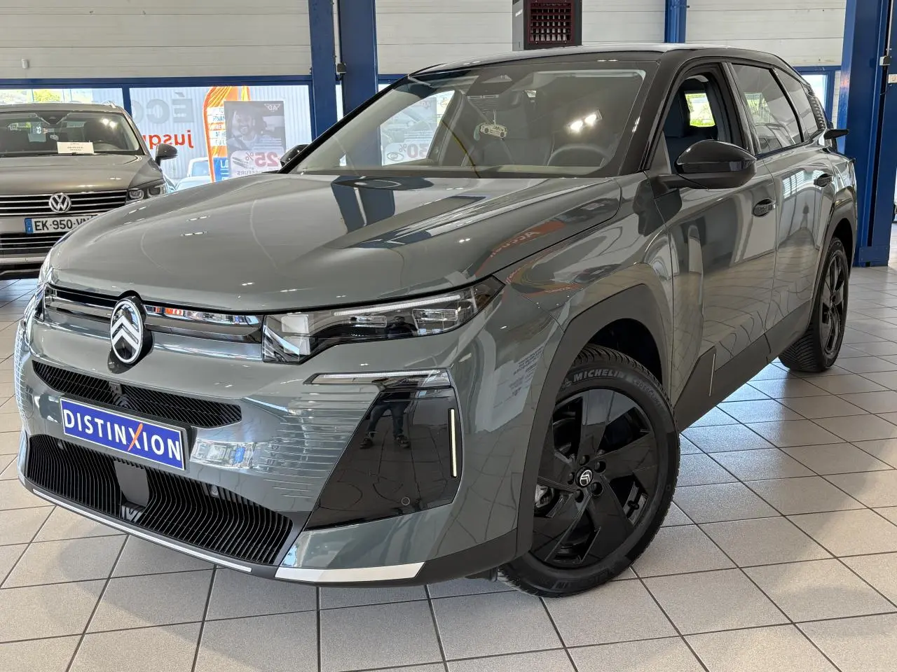Citroën C5 Aircross 2026 vert vue 3/4 avant droit en showroom avec jantes noires et calandre distinctive.
