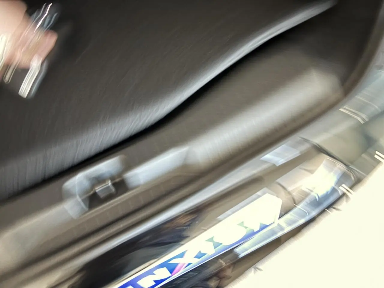 Détail flou du seuil de porte intérieur avec logo Citroën sur un véhicule vert.