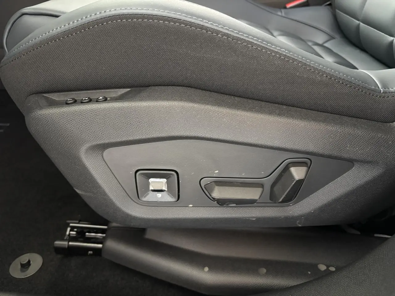 Détail des commandes électriques de réglage du siège avant en tissu noir du Citroën C5 Aircross 2026.