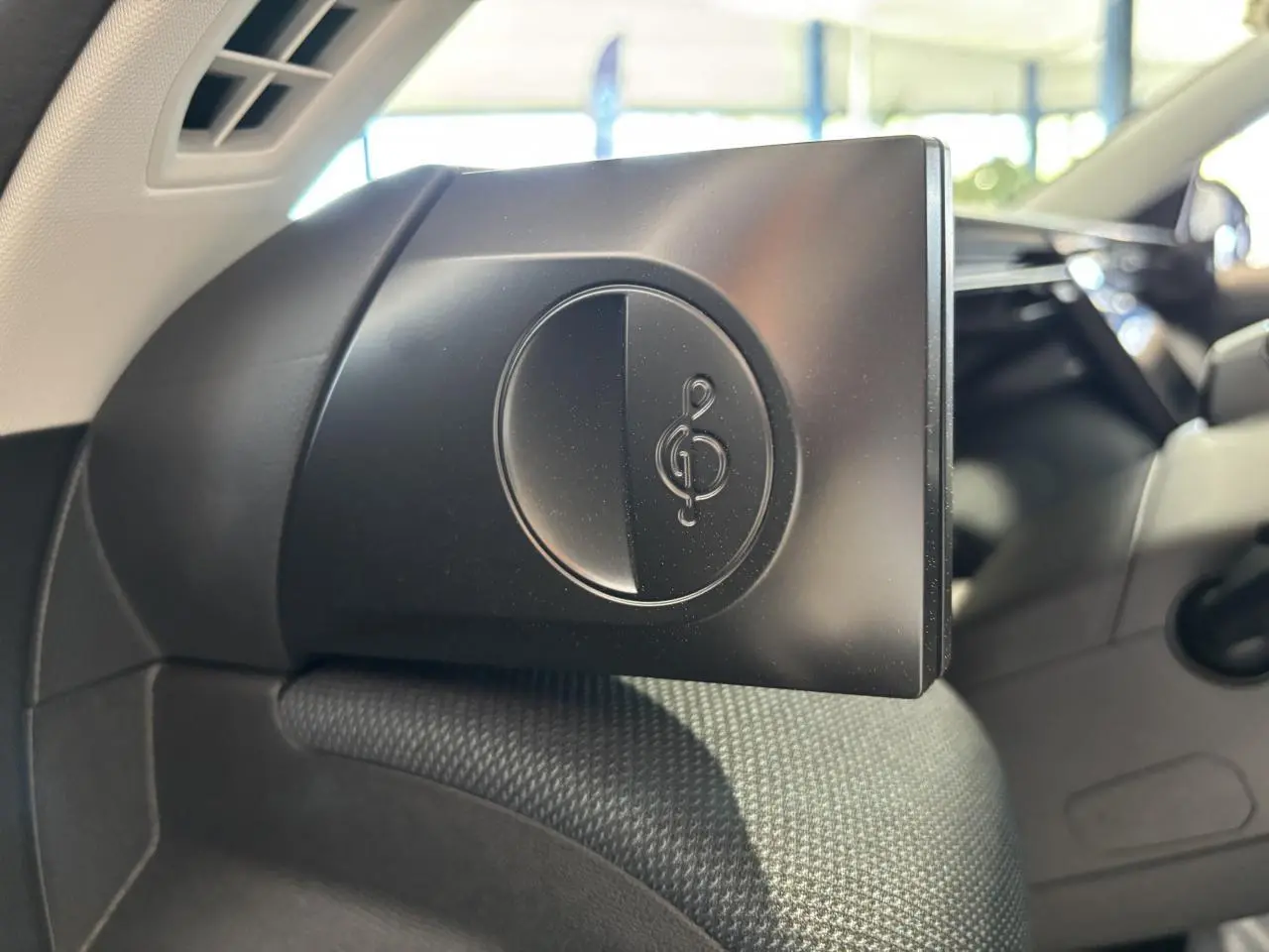 Détail intérieur du bouton de réglage audio noir dans le tableau de bord du Citroën C5 Aircross 2026.