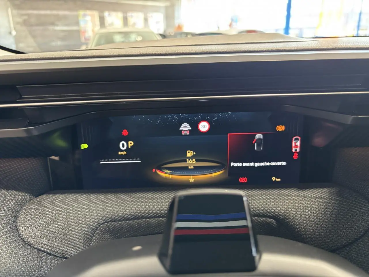 Tableau de bord numérique du Citroën C5 Aircross 2026, affichant porte avant gauche ouverte et jauge d'essence.