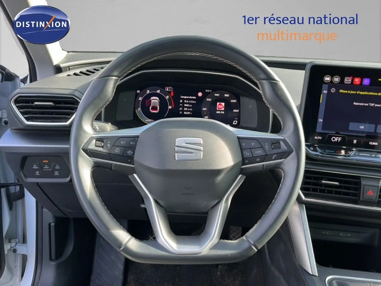 Vue intérieure centrée sur le volant et le tableau de bord numérique du SEAT Leon 2025, finition Style XL.