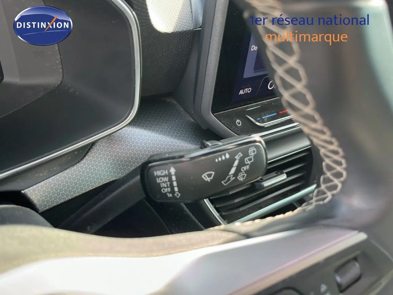 Détail du commodo d’essuie-glace côté gauche dans l’habitacle d’une SEAT LEON blanc neige 2025.