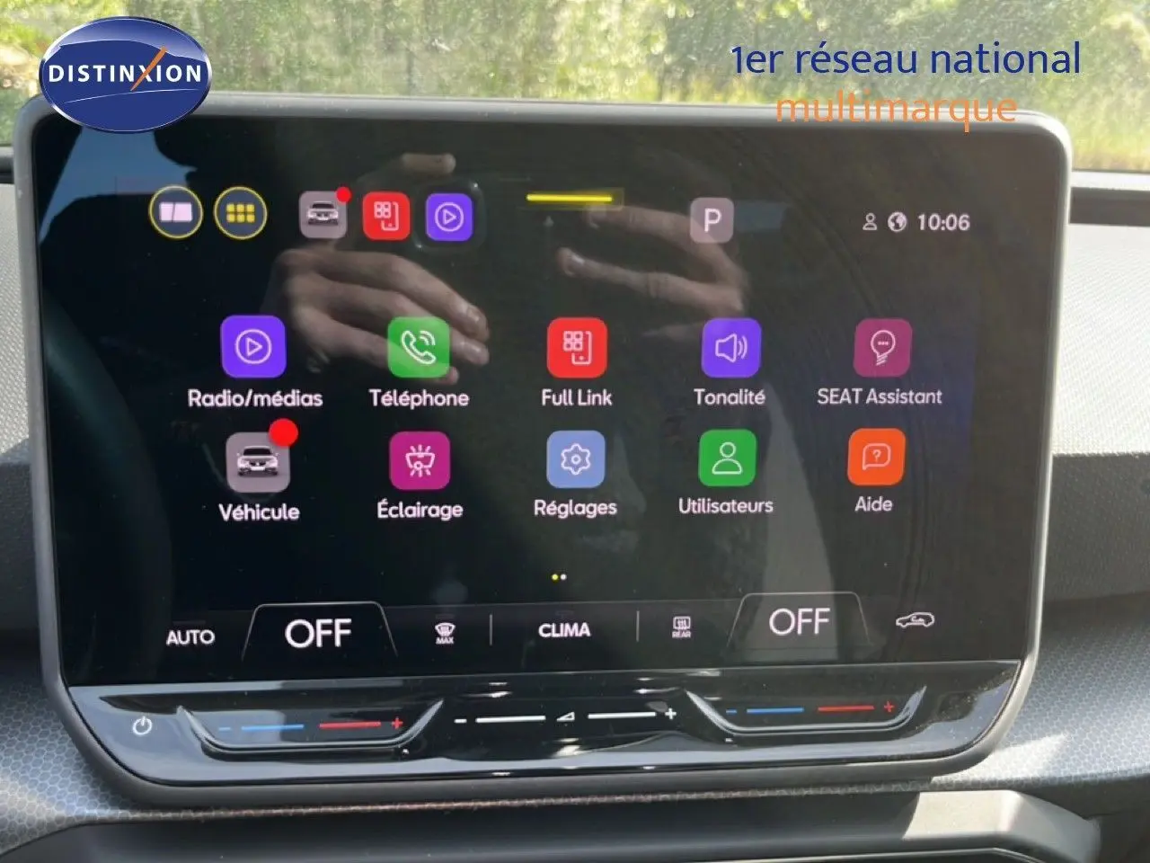 Écran tactile central du tableau de bord du SEAT LEON 2025, affichant les menus multimédias et réglages.