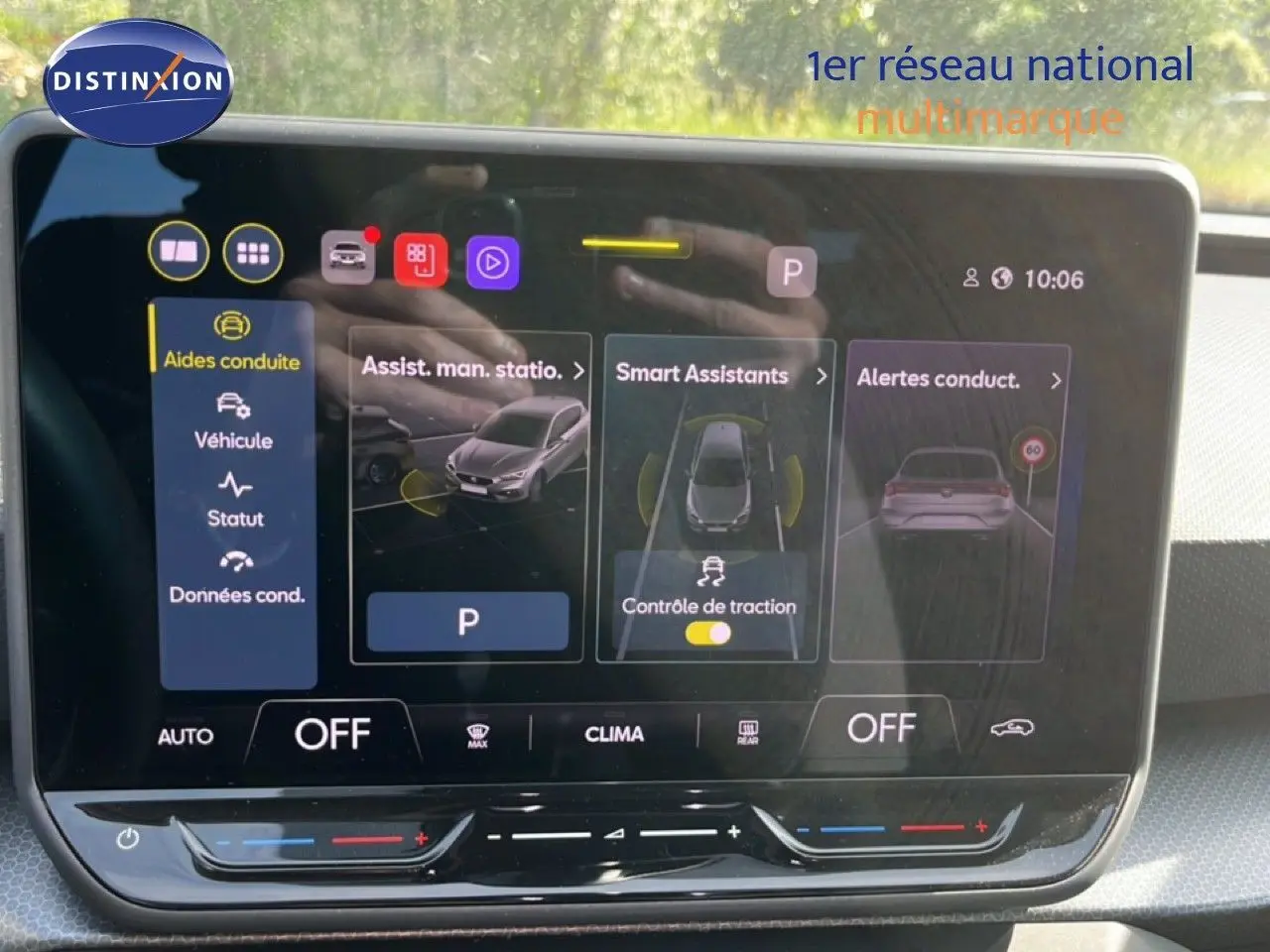 Écran tactile intérieur du SEAT Leon 2025 blanc neige, affichant les aides à la conduite et assistants intelligents.