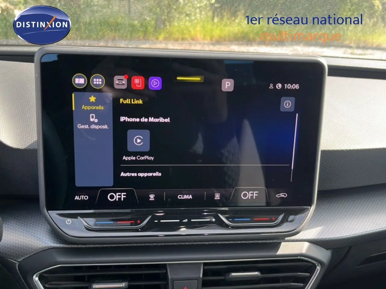 Écran tactile central du tableau de bord du SEAT Leon blanc neige, affichant Apple CarPlay et commandes climatisation.