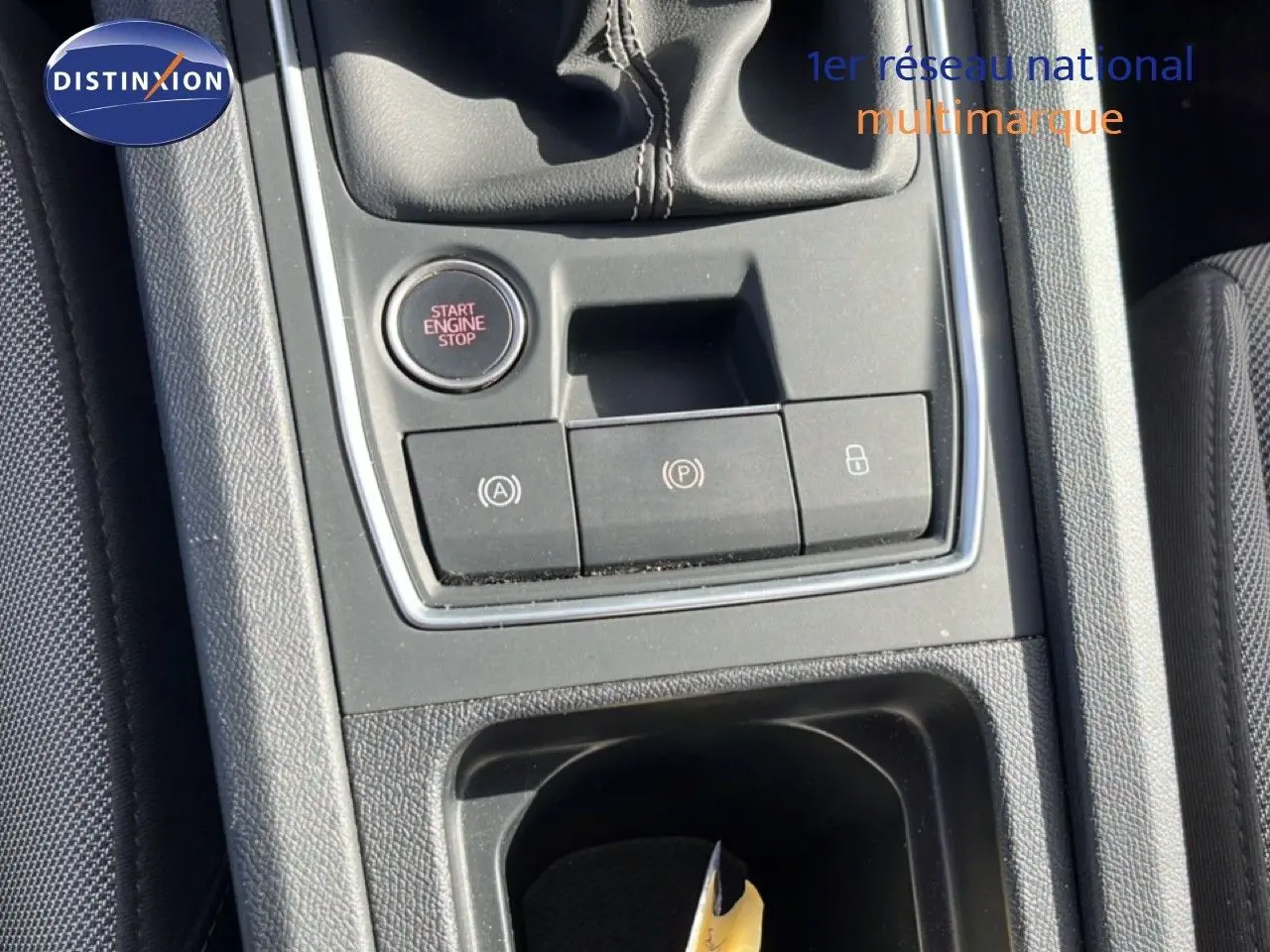 Gros plan sur la console centrale noire du SEAT LEON 2.0TDI 115CH STYLE XL avec bouton Start Engine Stop et levier de vitesse manuel.