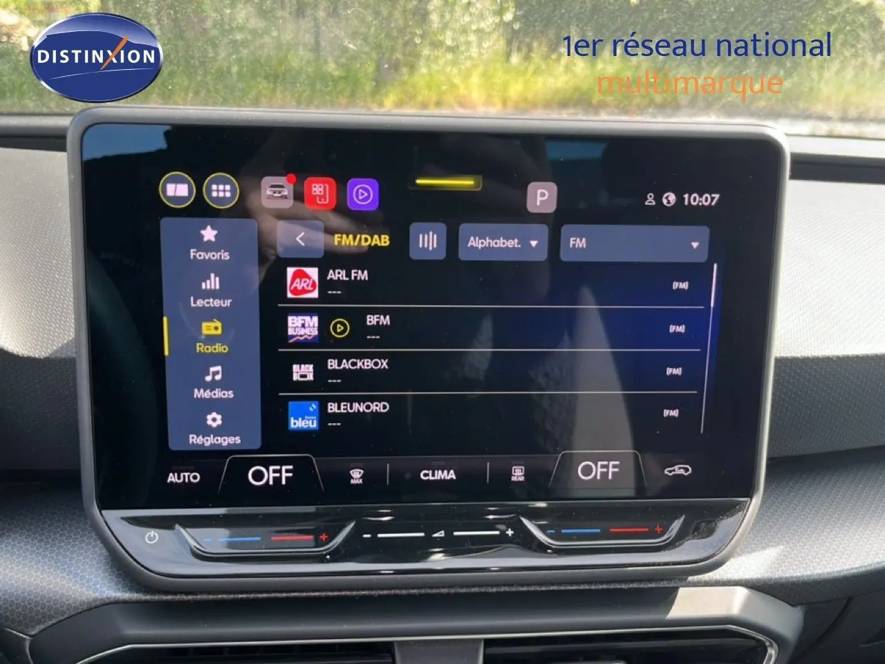 Écran tactile central de la SEAT LEON 2025 affichant les options radio FM/DAB dans un intérieur moderne.