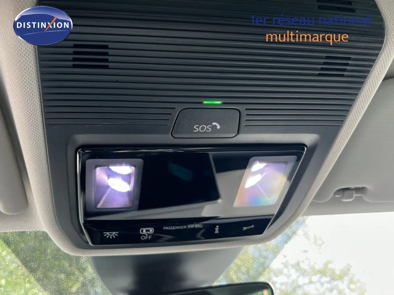 Détail du plafonnier avec éclairage intérieur et bouton SOS d'une SEAT LEON blanc neige, vue de l'habitacle vers le plafond.