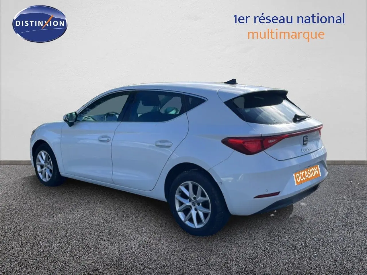 SEAT Leon blanc neige vue 3/4 arrière côté gauche, avec feux arrière LED et jantes alliage.