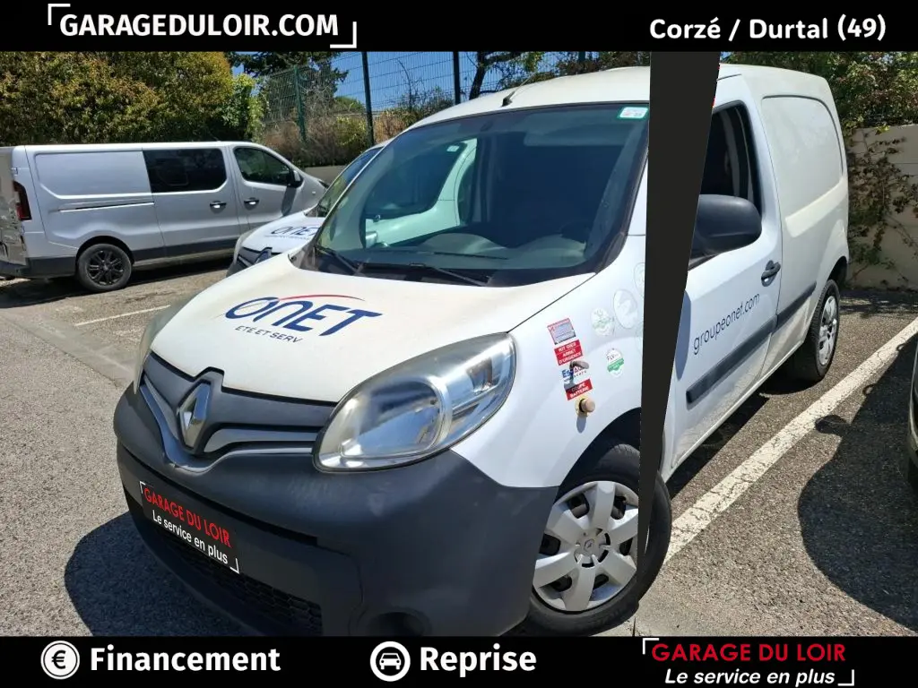 Renault Kangoo Extra R-Link dCi 90 blanc, vue 3/4 avant droit, avec logo ONET et stickers sur l'aile avant.