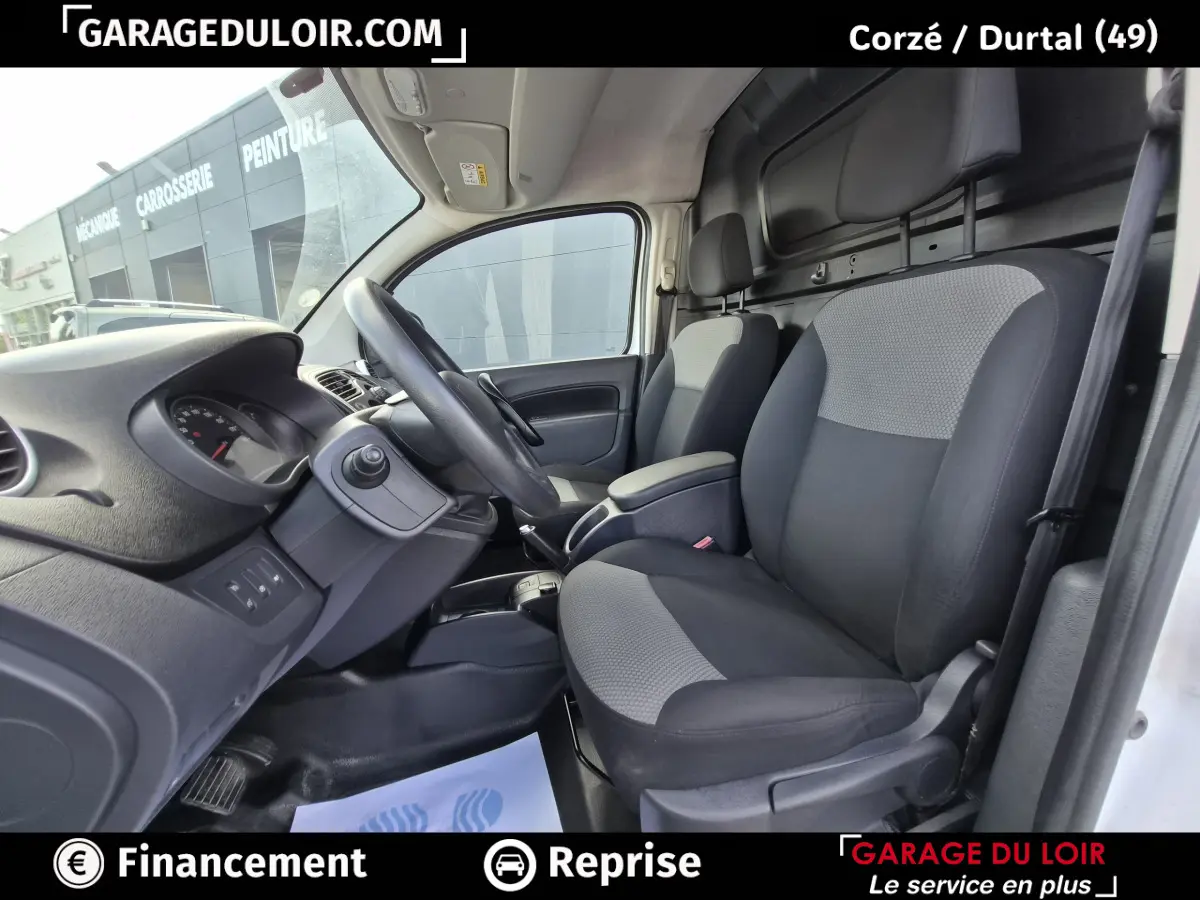 Vue intérieure côté conducteur du Renault Kangoo Extra R-Link 2019, sièges tissu gris et noir, tableau de bord visible.
