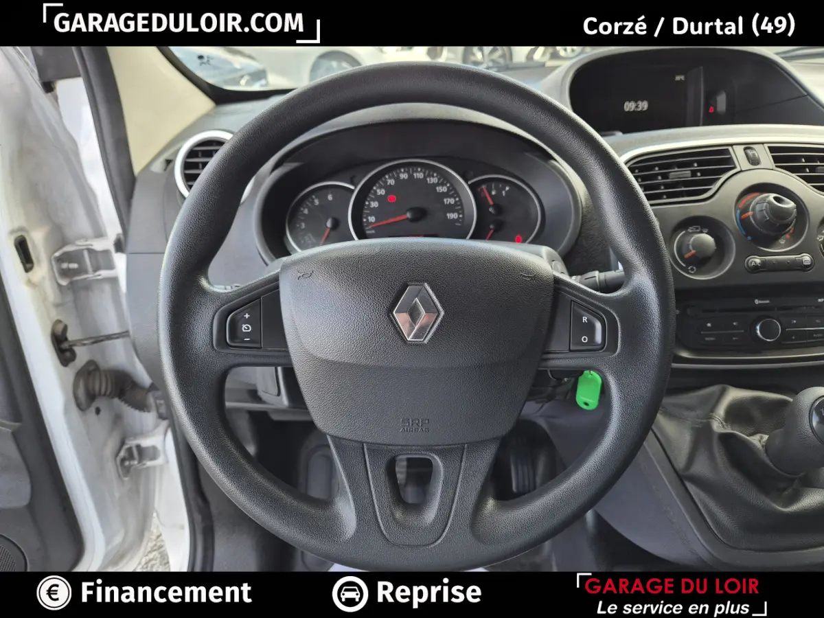 Vue intérieure centrée sur le volant noir Renault Kangoo 2019 avec tableau de bord et commandes manuelles visibles.