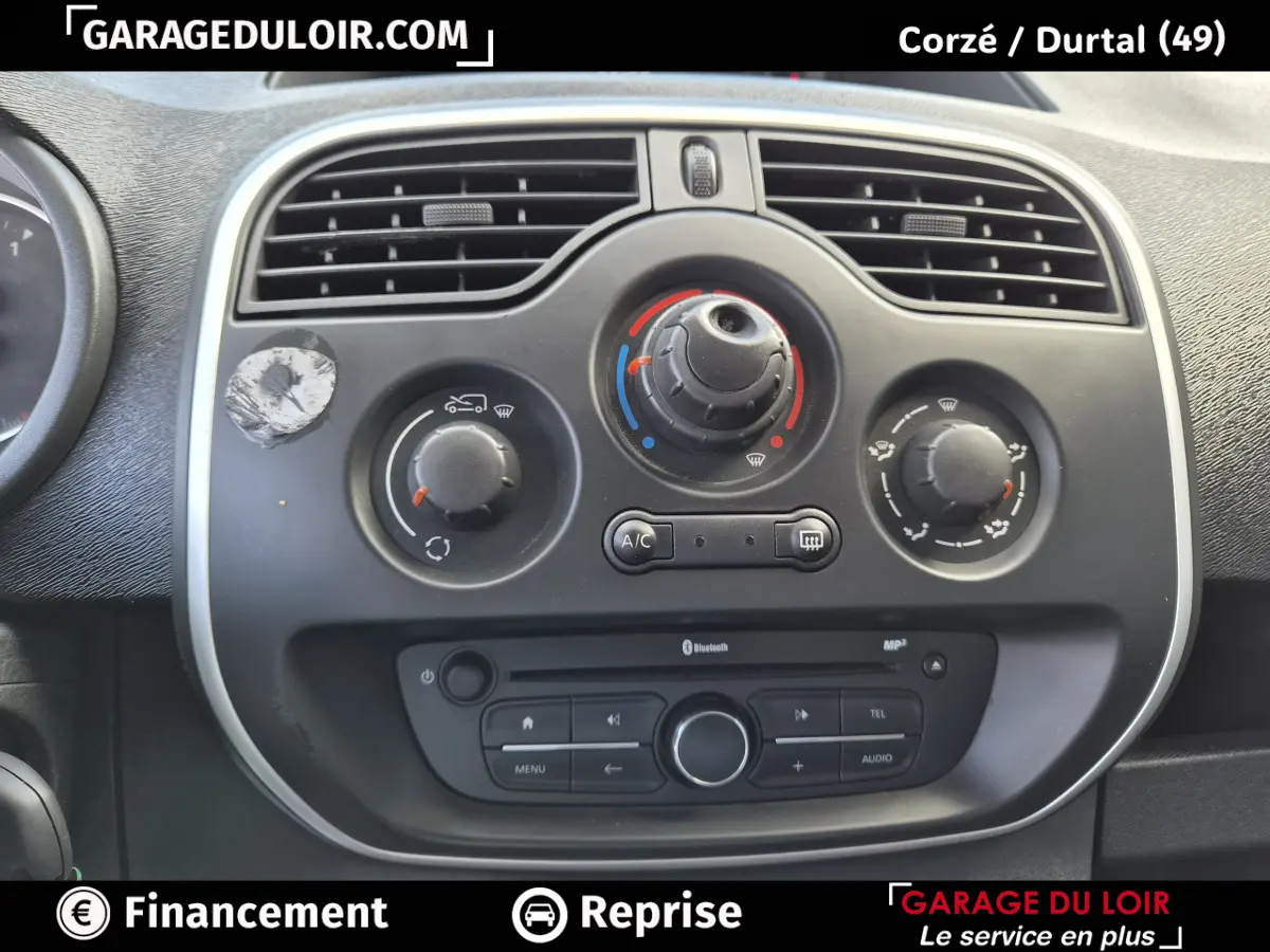Tableau de bord central du Renault Kangoo Extra R-Link 2019, vue frontale sur les commandes de climatisation et audio.