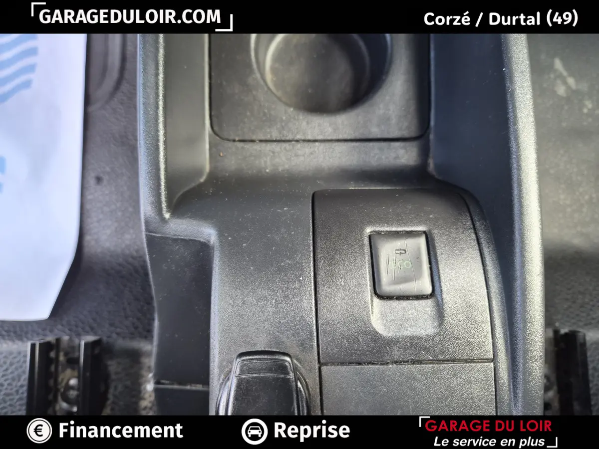 Gros plan sur le bouton Eco dans la console centrale noire du Renault Kangoo Extra R-Link dCi 90 2019.