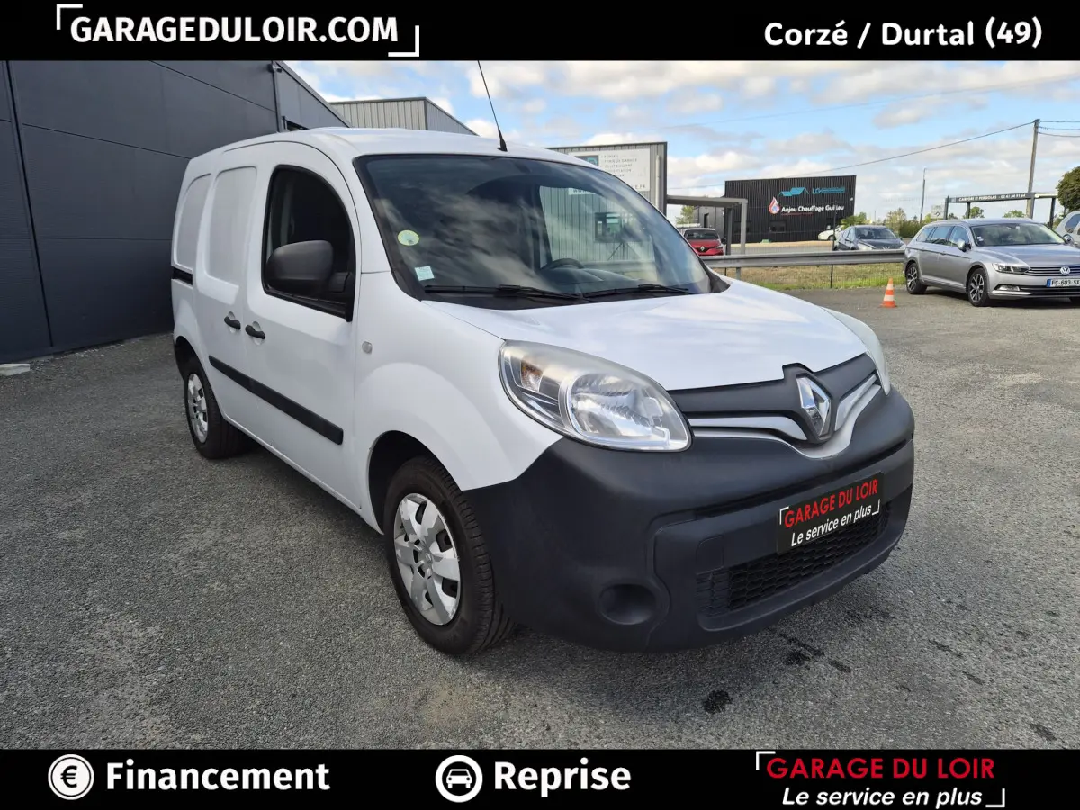 Renault Kangoo blanc en 3/4 avant droit avec pare-chocs noir mat et jantes acier sur parking extérieur.