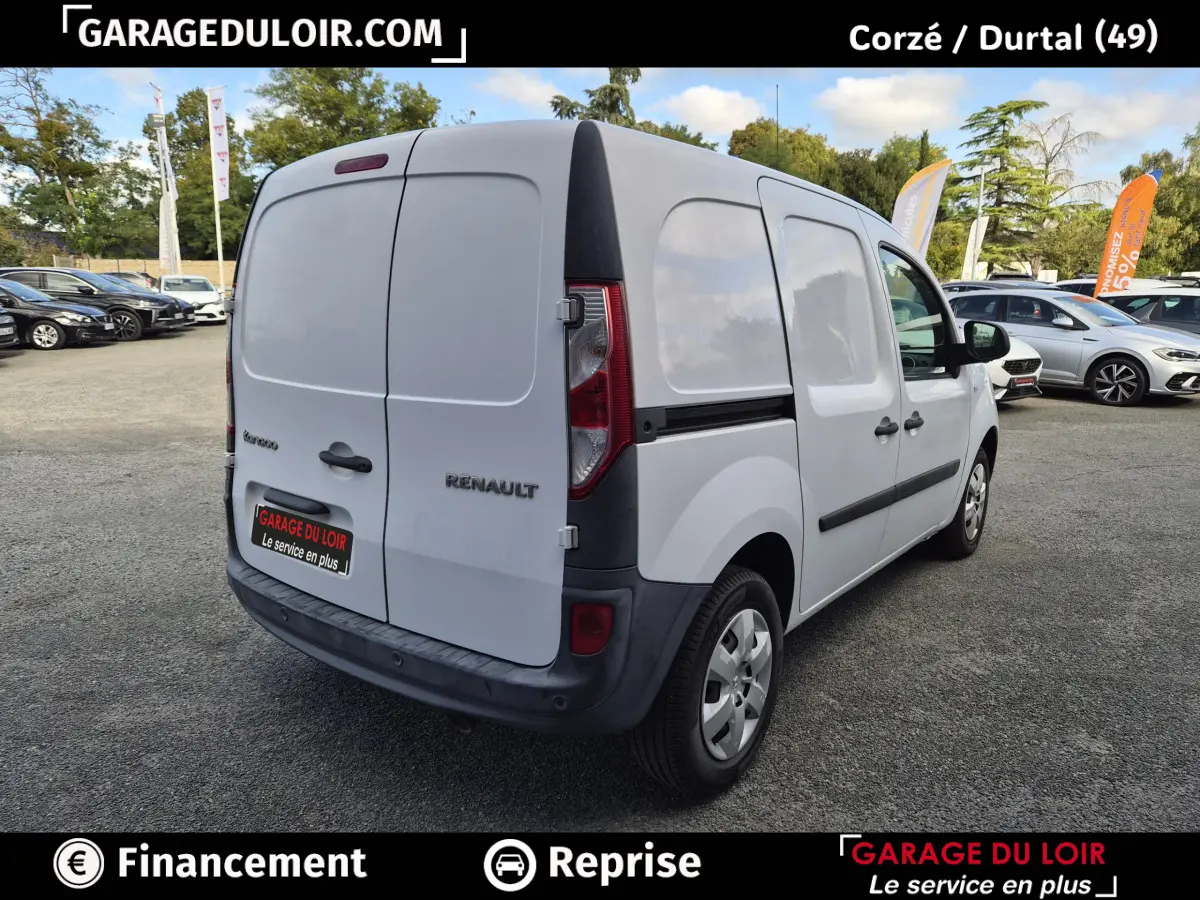 Vue 3/4 arrière droite d’un Renault Kangoo blanc utilitaire avec portes arrière pleines, stationné en extérieur.