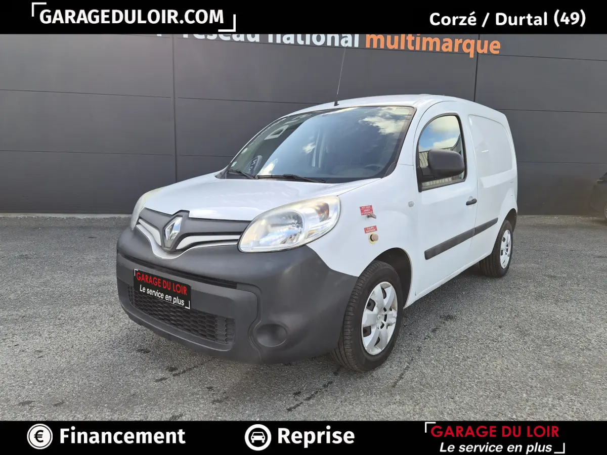 Renault Kangoo Extra R-Link dCi 90 blanc, vue 3/4 avant droit avec pare-chocs noir et jantes acier.