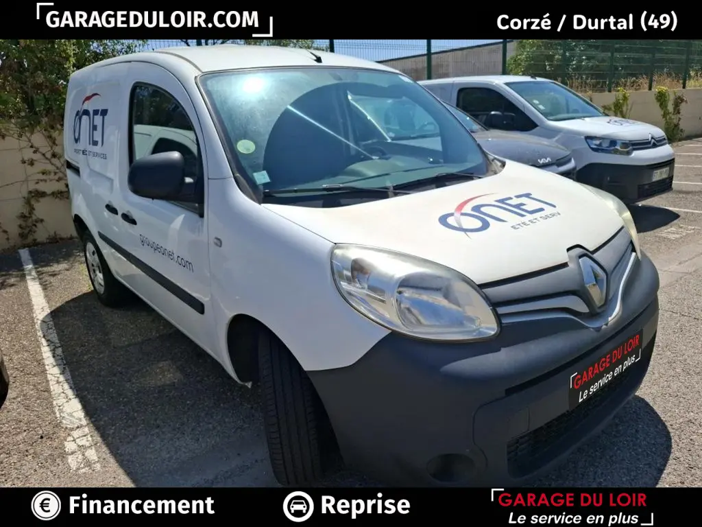 Renault Kangoo blanc en 3/4 avant droit, avec logo et marquage commercial sur la carrosserie.