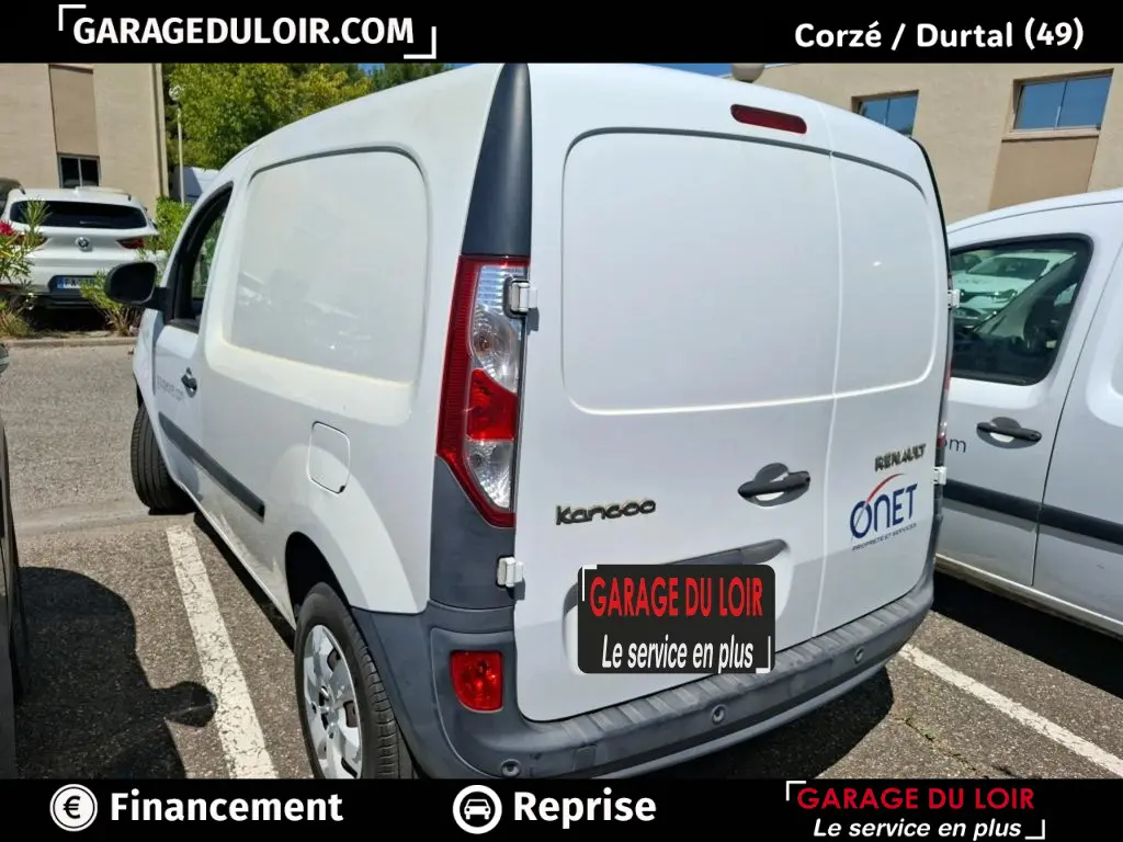 Vue 3/4 arrière droite d’un Renault Kangoo blanc utilitaire avec logo ONET et pare-chocs noirs en plastique.