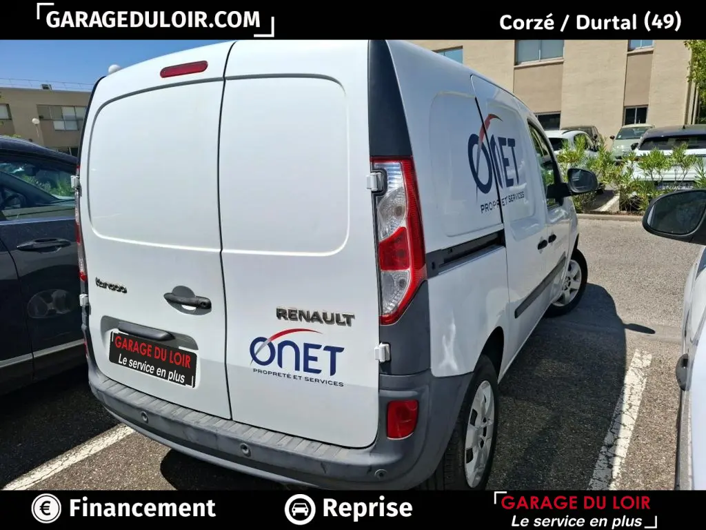 Vue 3/4 arrière droite du Renault Kangoo blanc avec logo ONET sur la porte latérale et arrière.