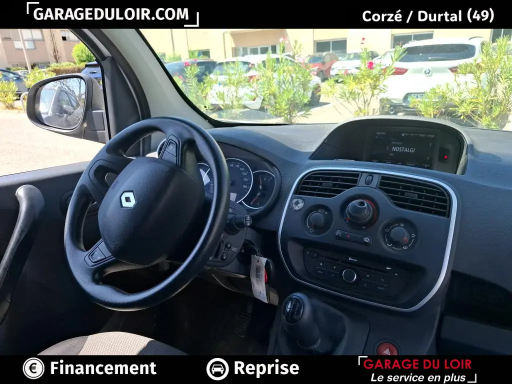 Vue intérieure côté conducteur du tableau de bord noir du Renault Kangoo Extra R-Link 2019 avec volant et console centrale.