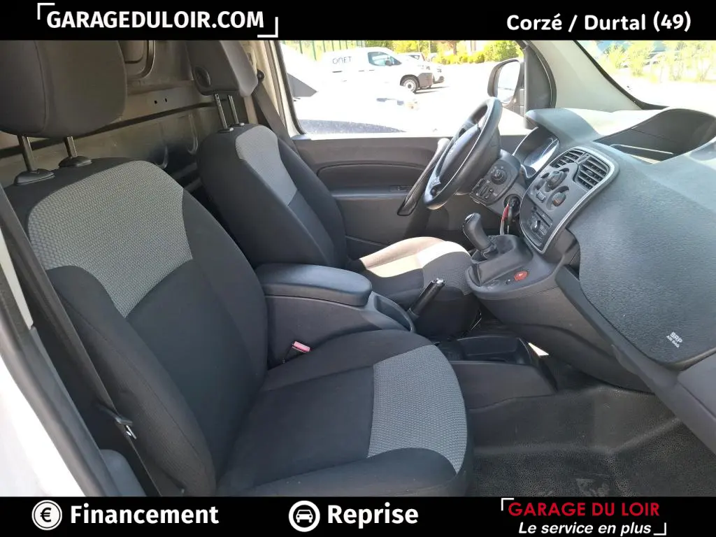 Vue intérieure côté droit du Renault Kangoo Extra R-Link 2019, sièges tissu gris et noir, tableau de bord noir.