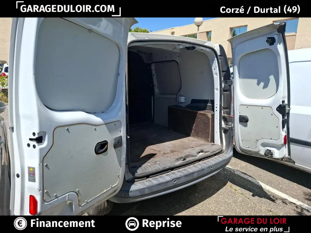 Vue arrière du Renault Kangoo Extra R-Link dCi 90 blanc avec portes arrière ouvertes montrant l’espace de chargement vide.