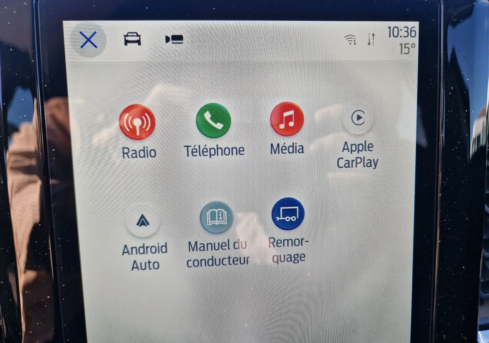 Écran tactile du système SYNC 4 du Ford Ranger Super Cabine 2026 affichant les options multimédia et connectivité.