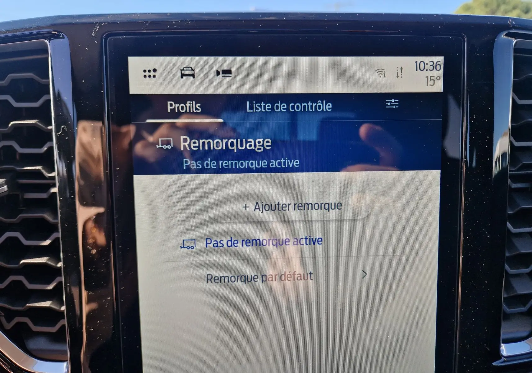 Écran tactile du système SYNC 4 du Ford Ranger Super Cabine 2026, affichant le menu de remorquage.