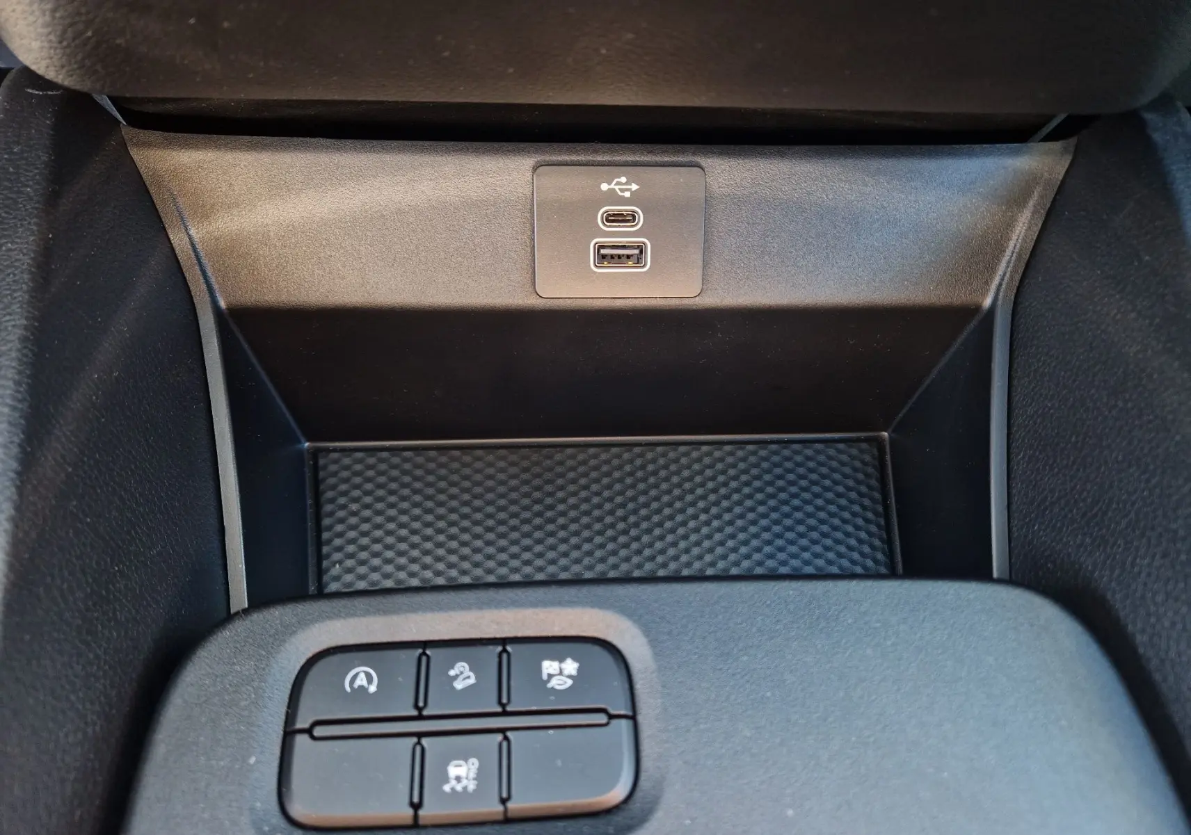 Gros plan sur la console centrale noire du Ford Ranger Super Cabine avec ports USB et boutons de contrôle.