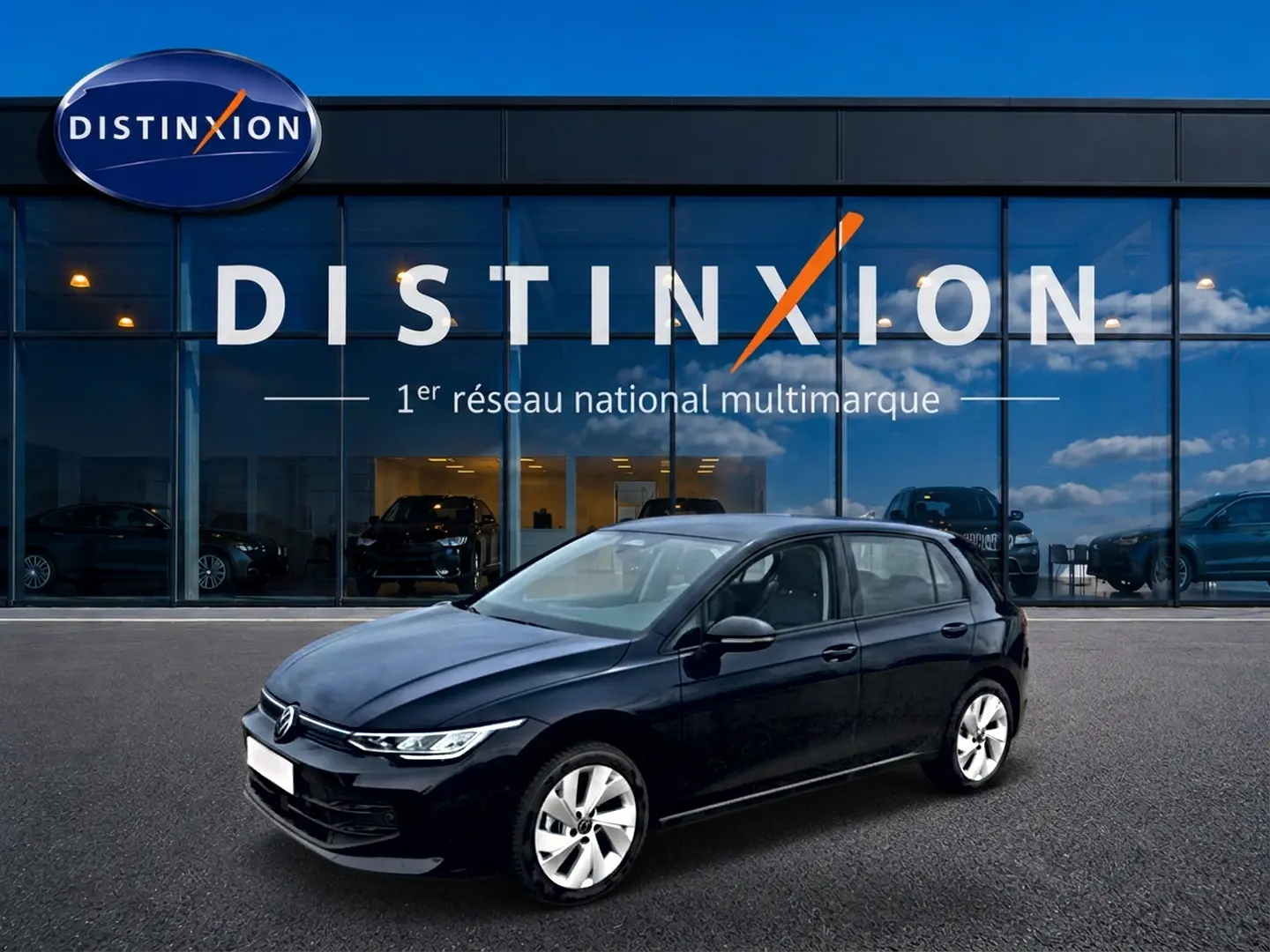 Volkswagen Golf 1.5 ETSI evo2 noire vue 3/4 avant, stationnée devant une vitrine avec logo Distinxion.