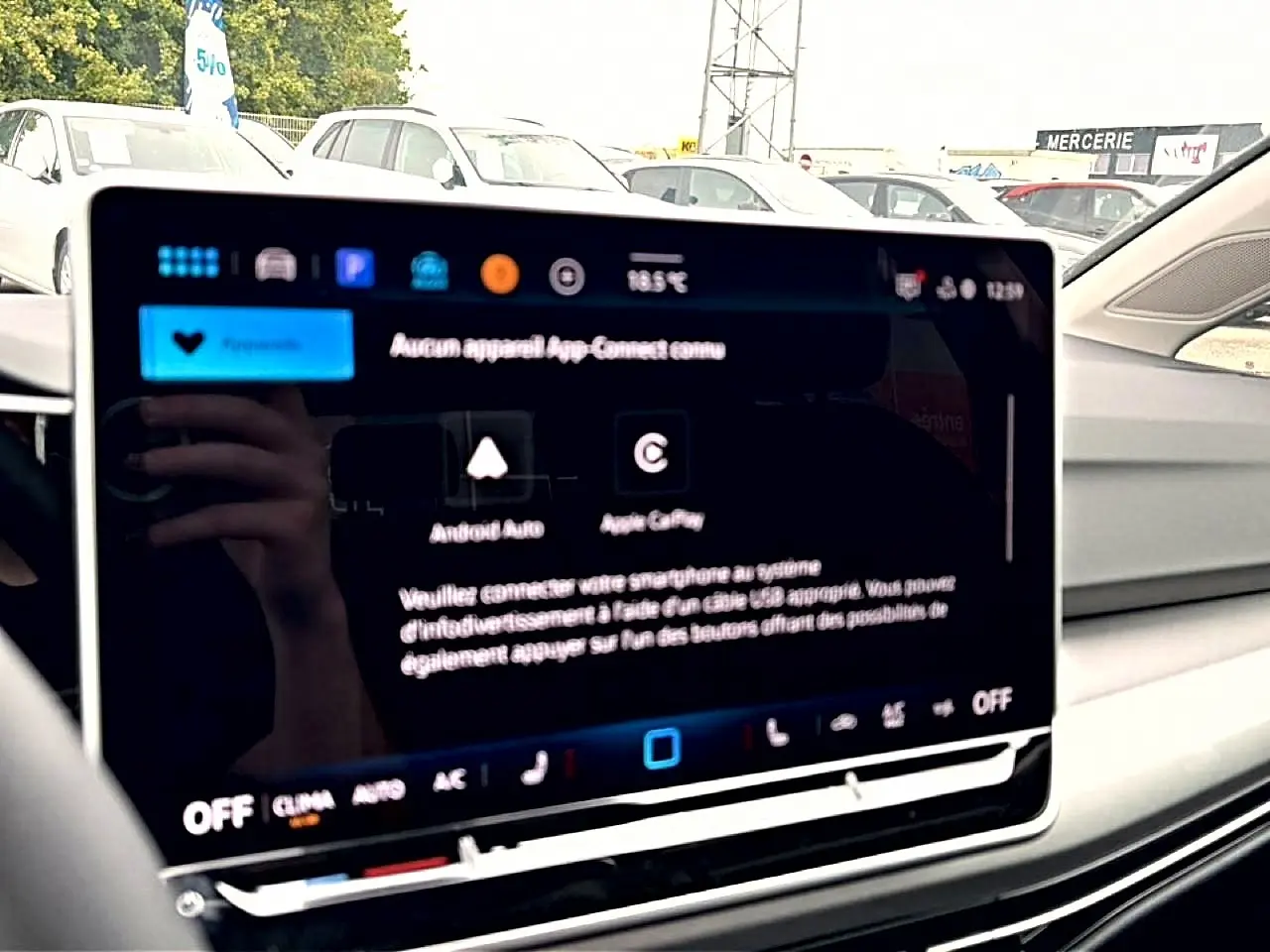 Écran tactile central du Volkswagen Golf 2026 noir, affichant les options Android Auto et Apple CarPlay, vue intérieure côté passager.