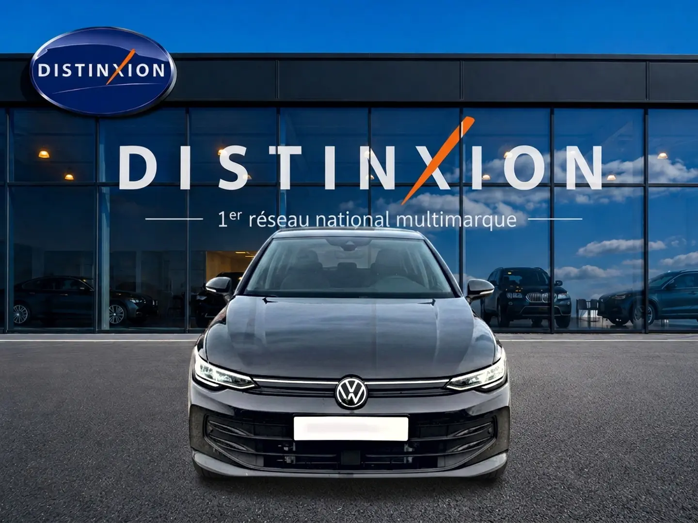 Volkswagen Golf 1.5 ETSI Evo2 noire vue de face, avec phares LED et calandre épurée devant showroom Distinxion.