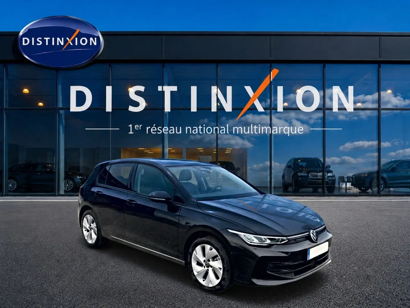 Volkswagen Golf 1.5 ETSI Evo2 noire vue 3/4 avant avec jantes alu 17 pouces devant un showroom Distinxion.