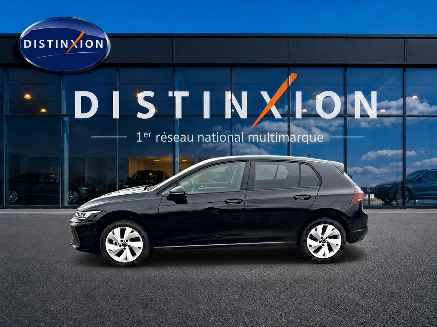 Volkswagen Golf 1.5 etsi evo2 116 life noir vue de profil côté gauche devant showroom Distinxion.