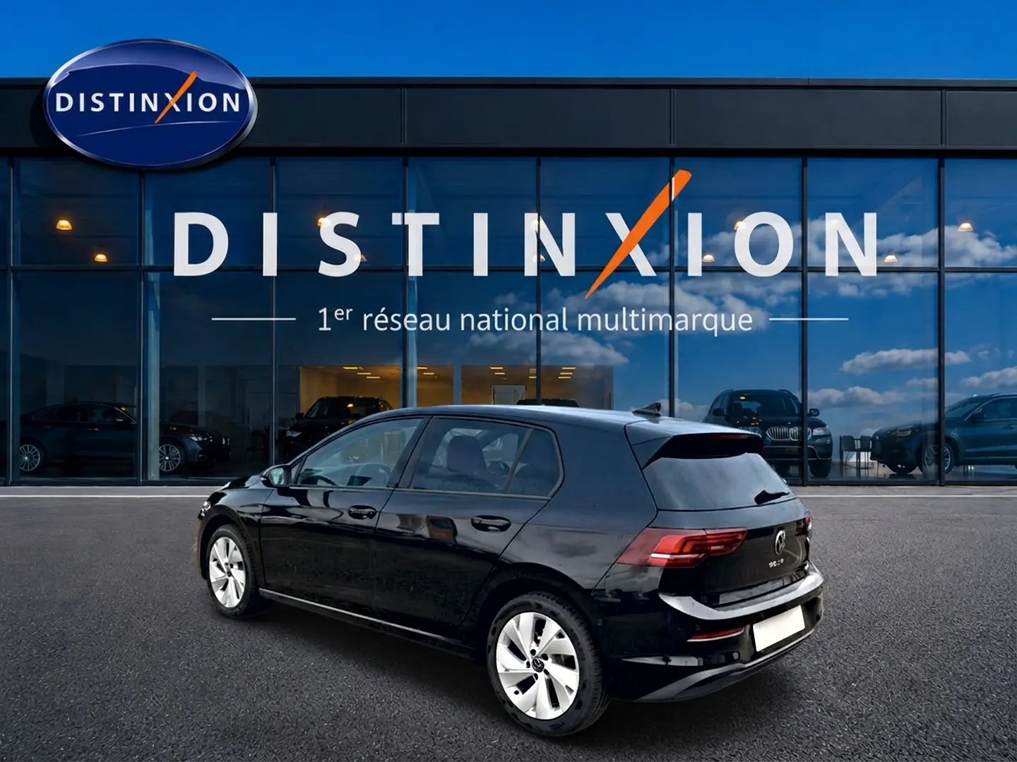 Volkswagen Golf 1.5 ETSI Evo2 noire vue 3/4 arrière droit devant une vitrine Distinxion.