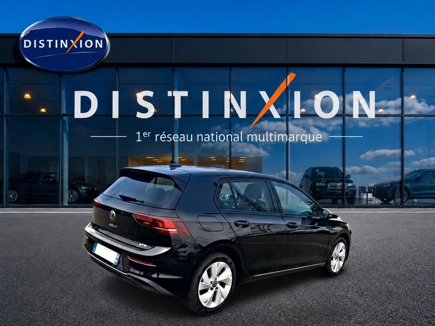 Volkswagen Golf 1.5 ETSI evo2 noire vue 3/4 arrière droit devant showroom Distinxion.